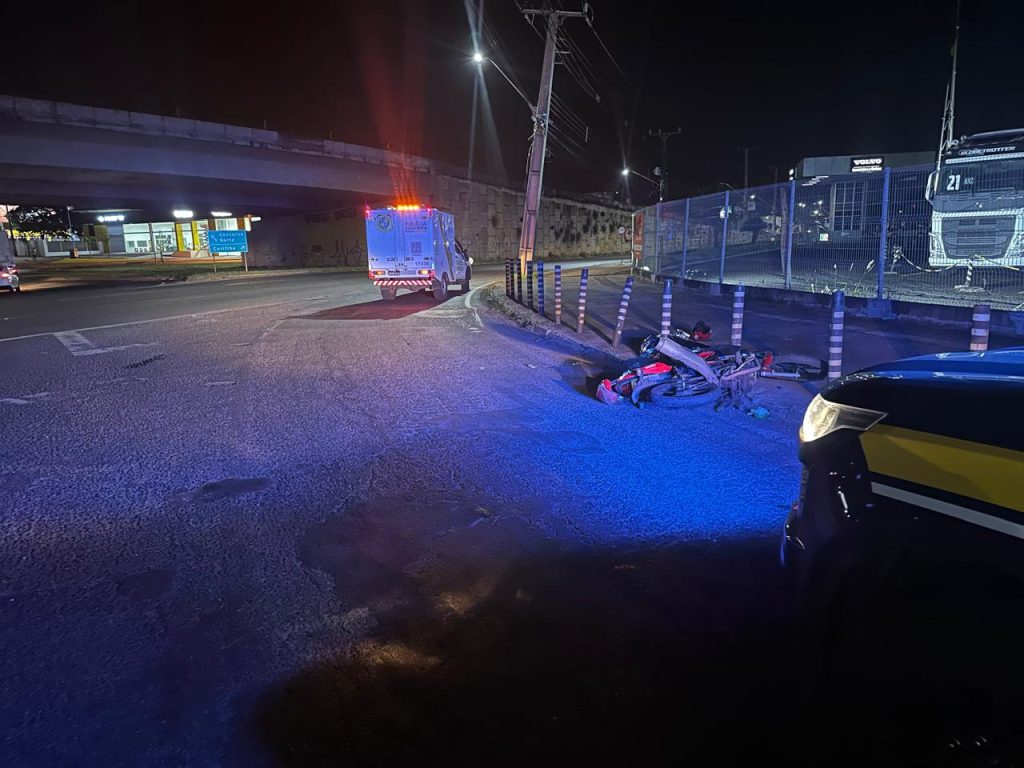 Vídeo: motociclista morre arremessado em estrutura metálica