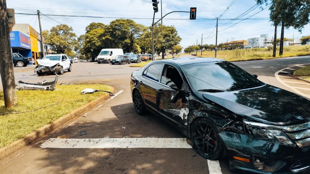 Fusion e Argo se envolvem em forte colisão no cruzamento da Avenida Piquiri com a Rua Minas Gerais