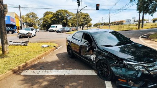 Fusion e Argo se envolvem em forte colisão no cruzamento da Avenida Piquiri com a Rua Minas Gerais