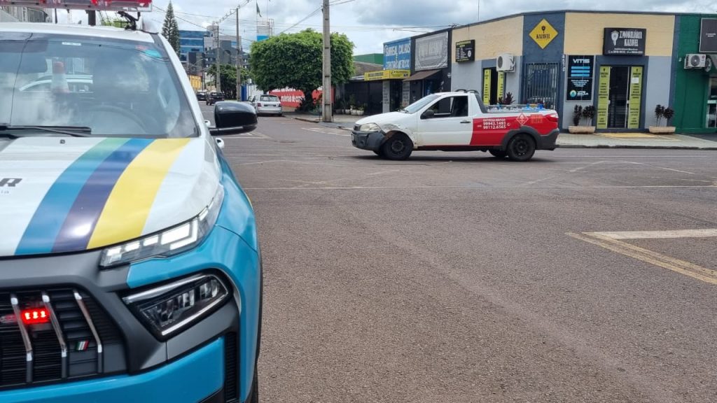 Fiat Strada e Celta batem no cruzamento das ruas Cuiabá e Paraguai