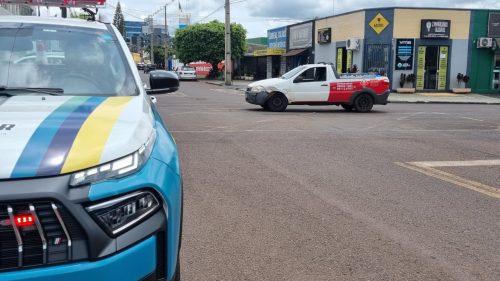 Fiat Strada e Celta batem no cruzamento das ruas Cuiabá e Paraguai