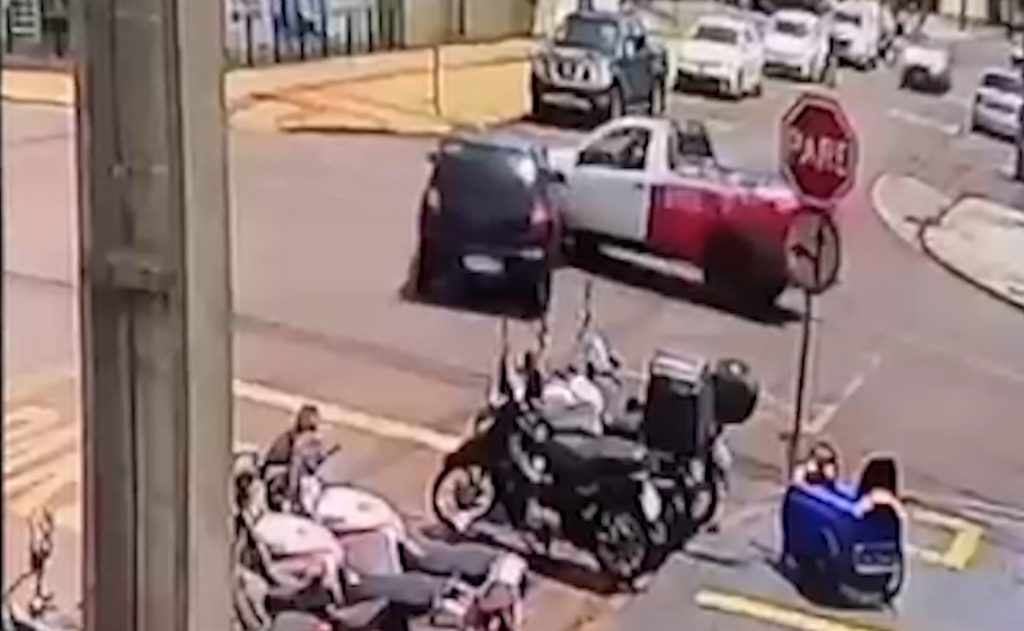 Vídeo mostra carro avançando preferencial em colisão nas Ruas Cuiabá e Paraguai