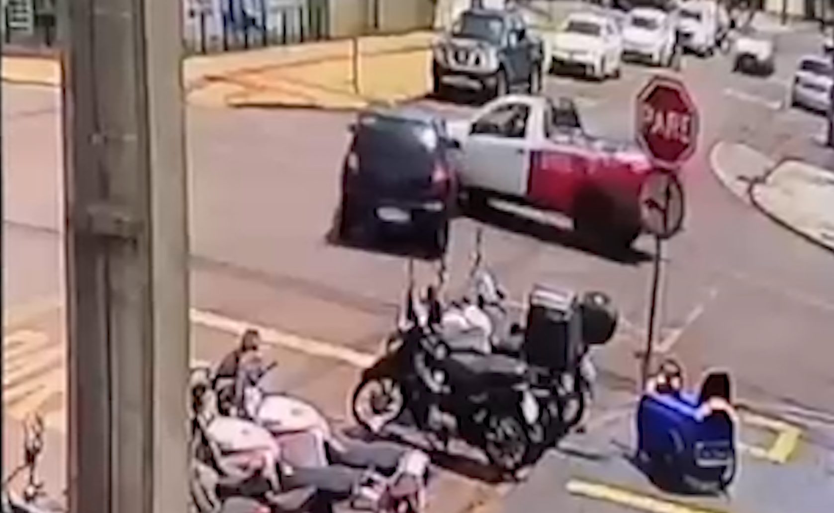 Vídeo mostra carro avançando preferencial em colisão nas Ruas Cuiabá e Paraguai Vídeo mostra carro avançando preferencial em colisão nas Ruas Cuiabá e Paraguai