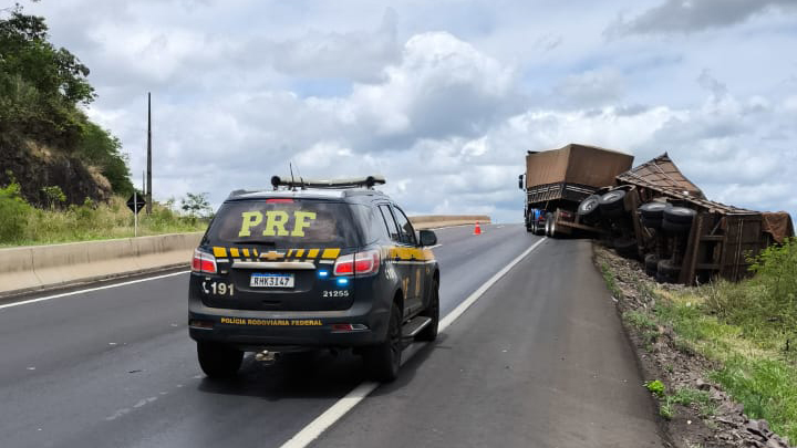 Semirreboque tomba e interdita parcialmente a BR-163 em Lindoeste