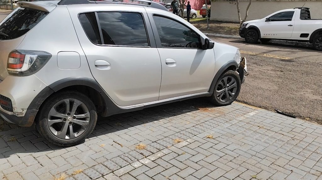 Batida envolve três carros em frente ao Centro de Convenções de Cascavel