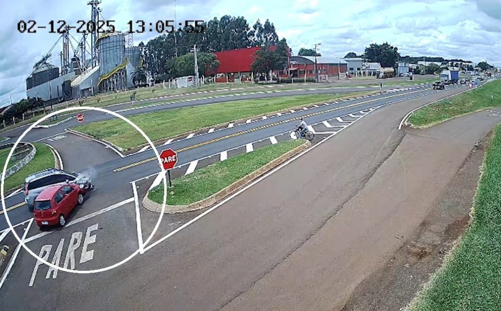 Câmera capta momento da colisão entre dois carros na BR-277 em Santa Tereza do Oeste