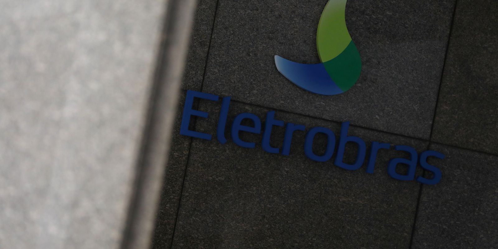 Senado aprova proposta de realocação de trabalhadores da Eletrobras Senado aprova proposta de realocação de trabalhadores da Eletrobras