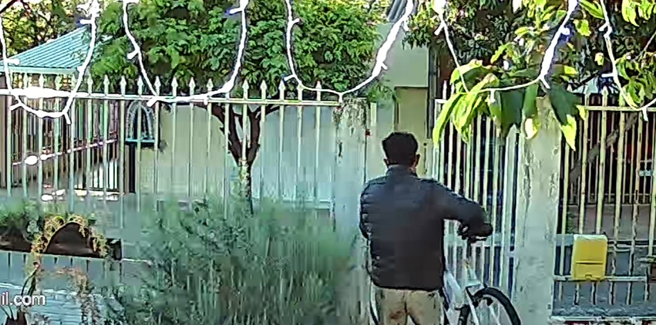 Ladrão atrapalhado! Criminoso furta bicicleta e cai ao sair de imóvel no Bairro Universitário