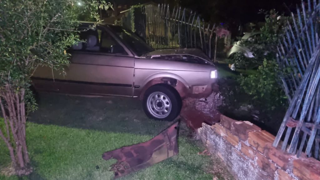 Adolescente no volante bate Gol contra muro de residência no Bairro Coqueiral