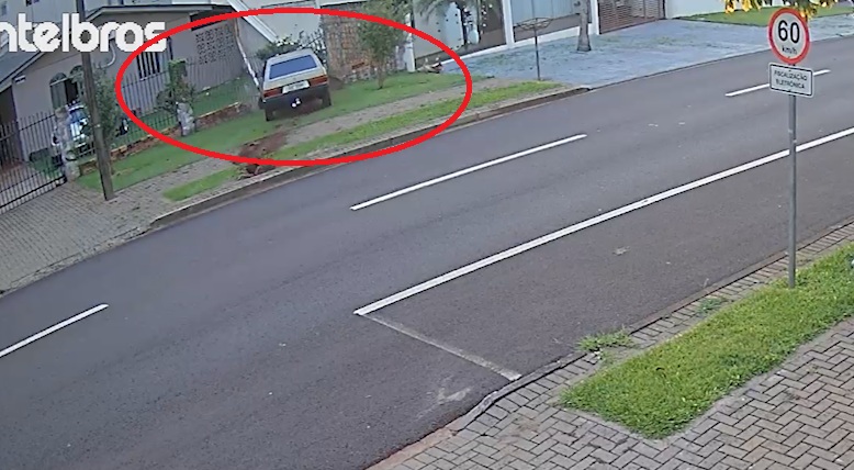 Câmera flagra momento em que menor dirigindo derruba placa e bate Gol em muro no Bairro Coqueiral