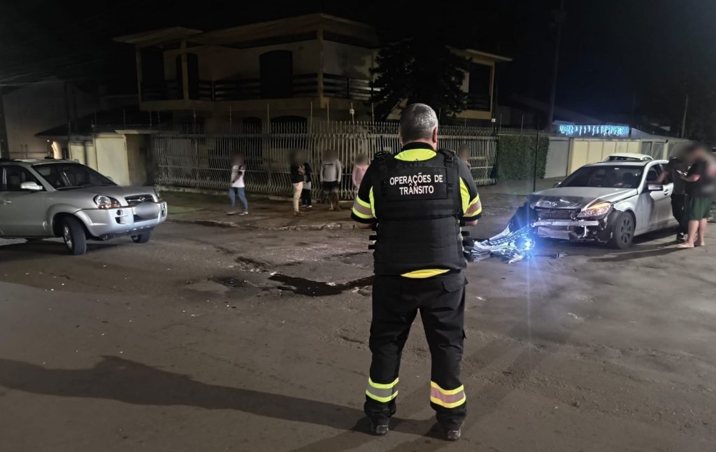 Mercedes e Tucson se envolvem em colisão no bairro Maria Luiza