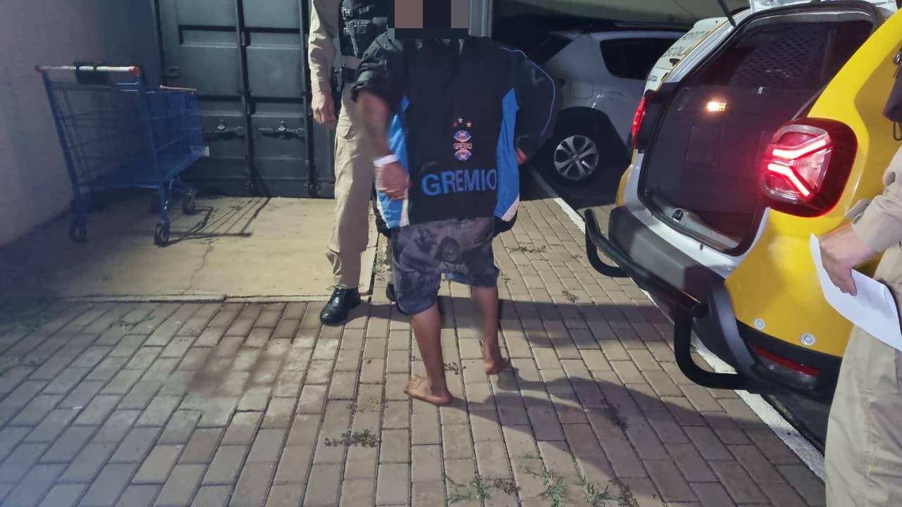 Gremista leva três pontos ao ser agredido com tijolada na cabeça em Cascavel Gremista leva três pontos ao ser agredido com tijolada na cabeça em Cascavel
