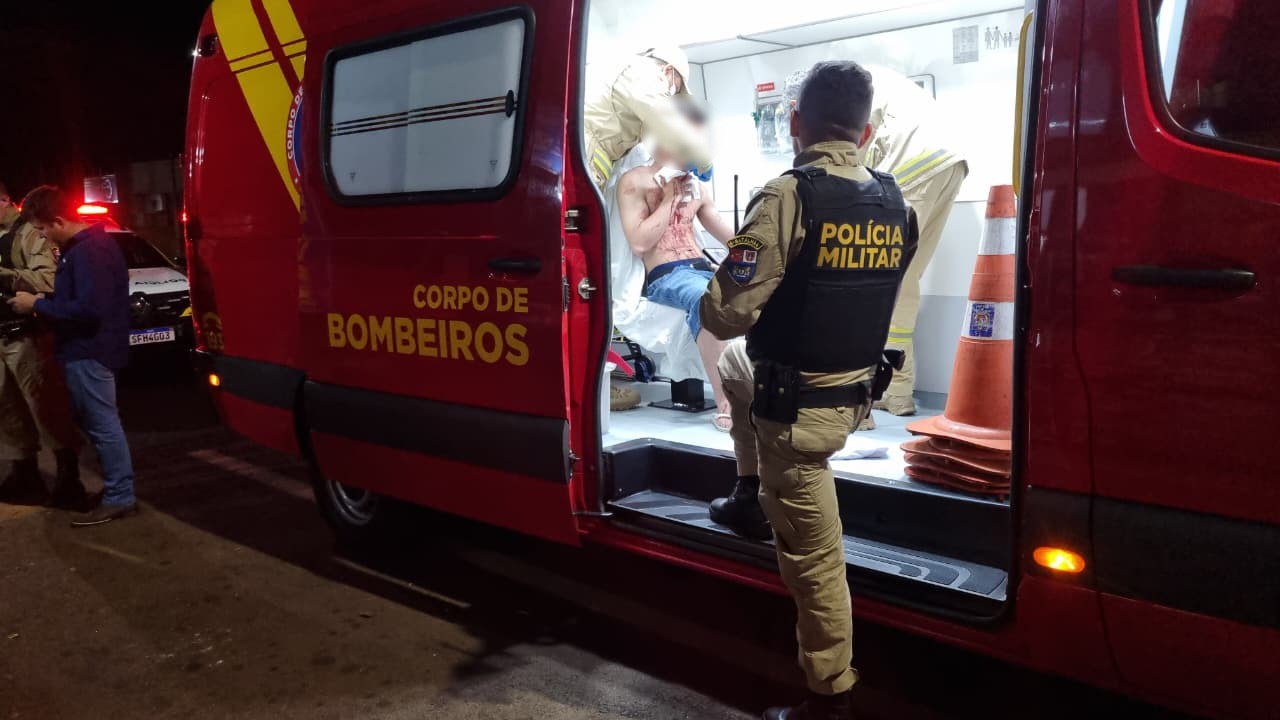 Jovem é esfaqueado no pescoço após confusão na Região Norte Jovem é esfaqueado no pescoço após confusão na Região Norte
