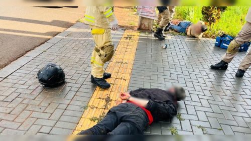Uma tentativa de fuga em uma motocicleta terminou de forma violenta, Dois homens foram presos