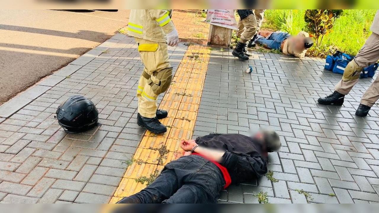 Uma tentativa de fuga em uma motocicleta terminou de forma violenta, Dois homens foram presos Uma tentativa de fuga em uma motocicleta terminou de forma violenta, Dois homens foram presos