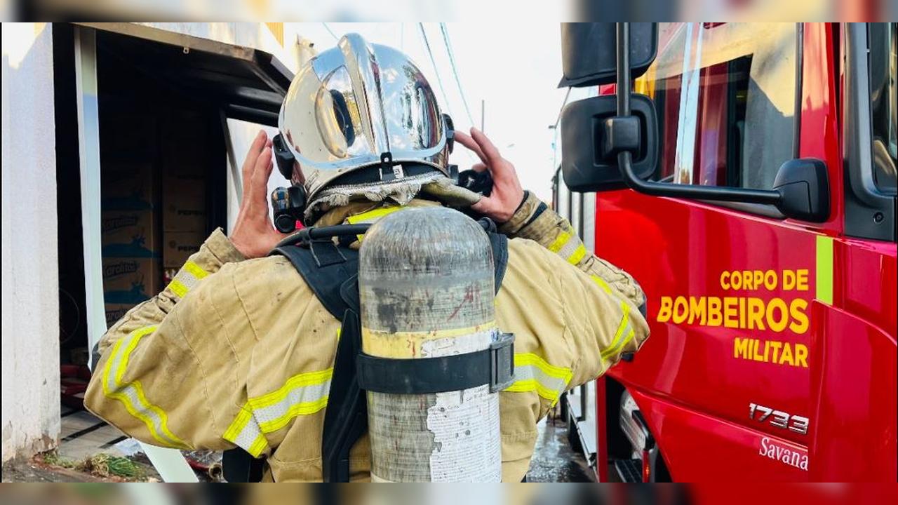 Bombeiros controlam incêndio em depósito de supermercado no Morumbi Bombeiros controlam incêndio em depósito de supermercado no Morumbi