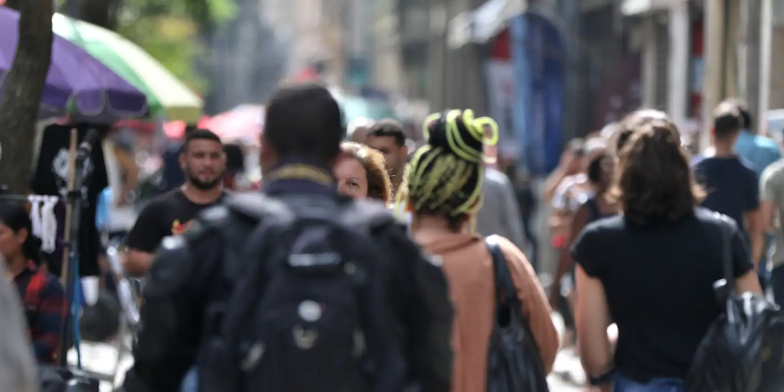 Diretores e gerentes negros ganham 34% menos que brancos, revela IBGE Diretores e gerentes negros ganham 34% menos que brancos, revela IBGE