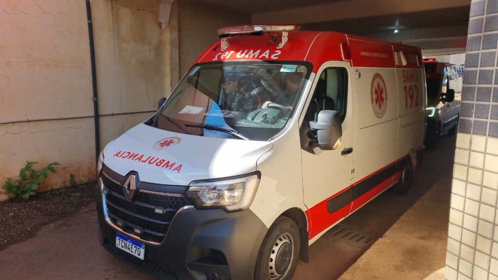 Samu atende homem que caiu de moto na BR-277, em Cascavel