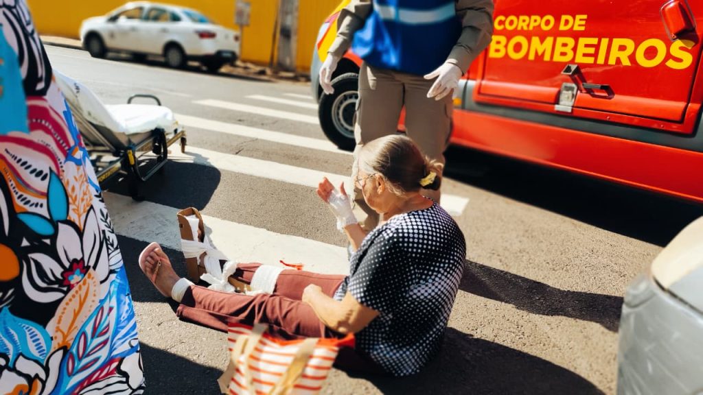 Idosa tem fratura na perna após ser atropelada por carro no Centro de Cascavel