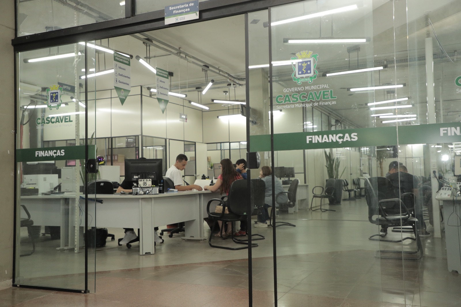 Contribuintes têm até dia 15 de dezembro para renegociar dívidas com a Prefeitura com até 90% de desconto Contribuintes têm até dia 15 de dezembro para renegociar dívidas com a Prefeitura com até 90% de desconto