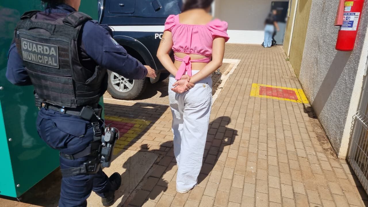 Duas jovens são conduzidas à delegacia após confusão no Terminal Leste Duas jovens são conduzidas à delegacia após confusão no Terminal Leste