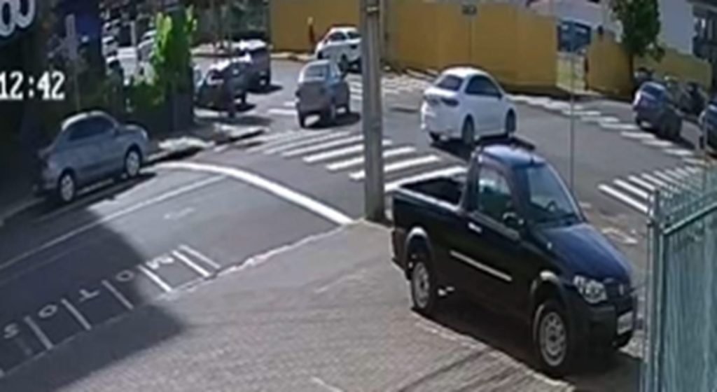 Vídeo mostra momento em que idosa foi atropelada por carro no Centro de Cascavel