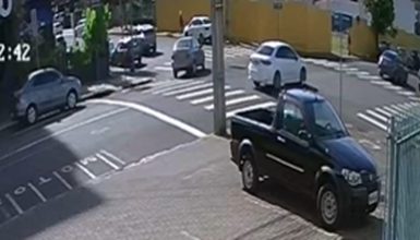 Imagem referente a Vídeo mostra momento em que idosa foi atropelada por carro no Centro de Cascavel