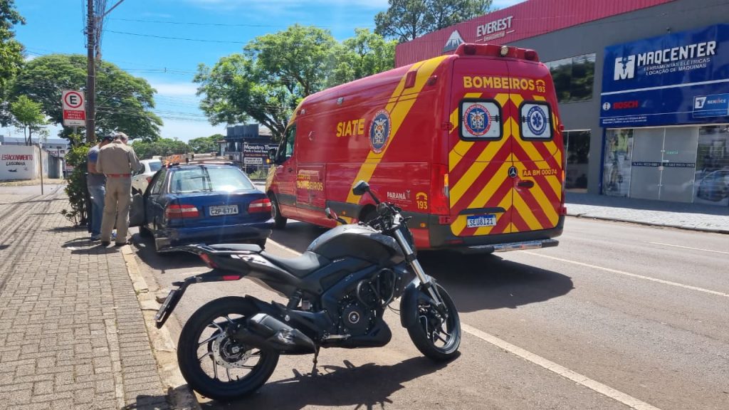 Taxi, Corolla e moto se envolvem em colisão na Rua Erechim, no Centro