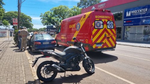 Taxi, Corolla e moto se envolvem em colisão na Rua Erechim, no Centro