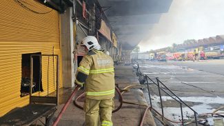 Incêndio no Ceasa/Rio está controlado; bombeiros trabalham no rescaldo Incêndio no Ceasa/Rio está controlado; bombeiros trabalham no rescaldo