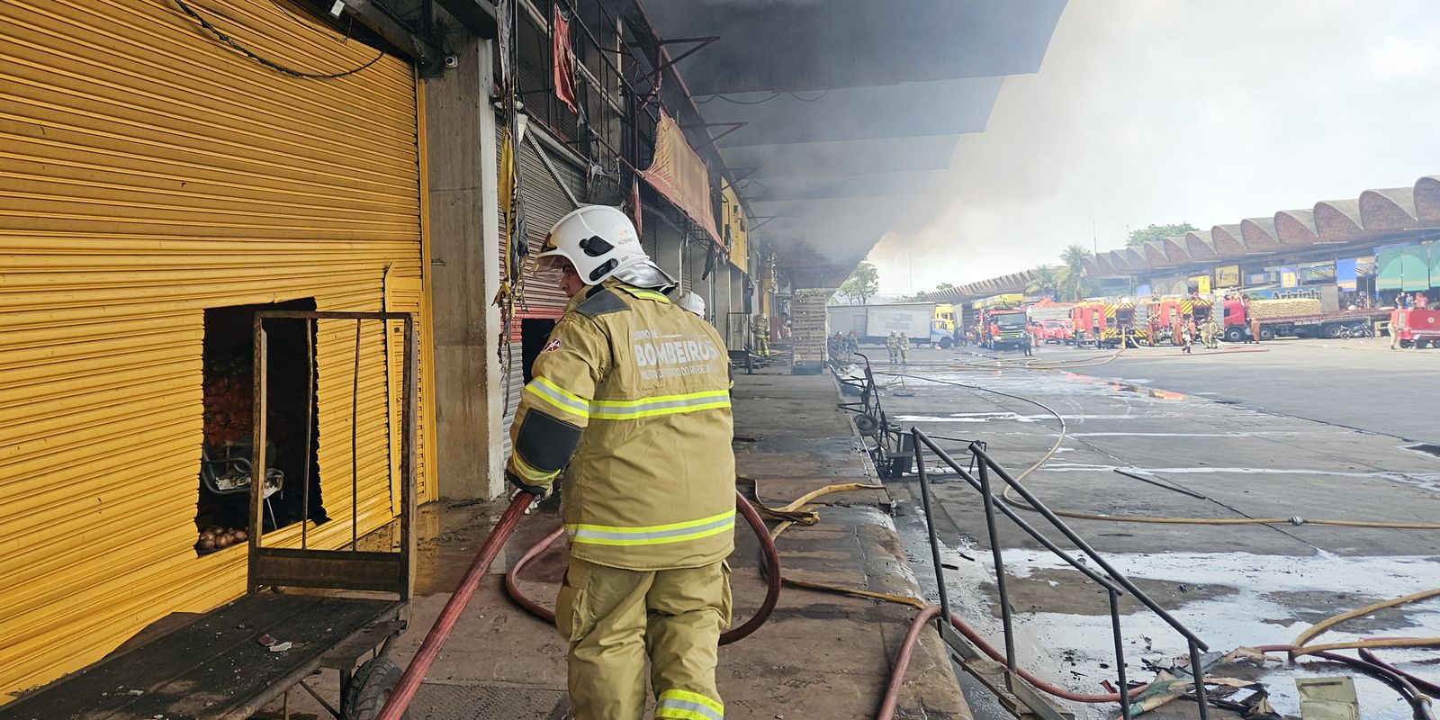 Incêndio no Ceasa/Rio está controlado; bombeiros trabalham no rescaldo Incêndio no Ceasa/Rio está controlado; bombeiros trabalham no rescaldo
