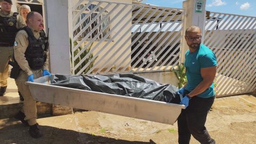 Corpo de Clarice Colling é recolhido pela Polícia Científica e caso segue sob investigação da DH