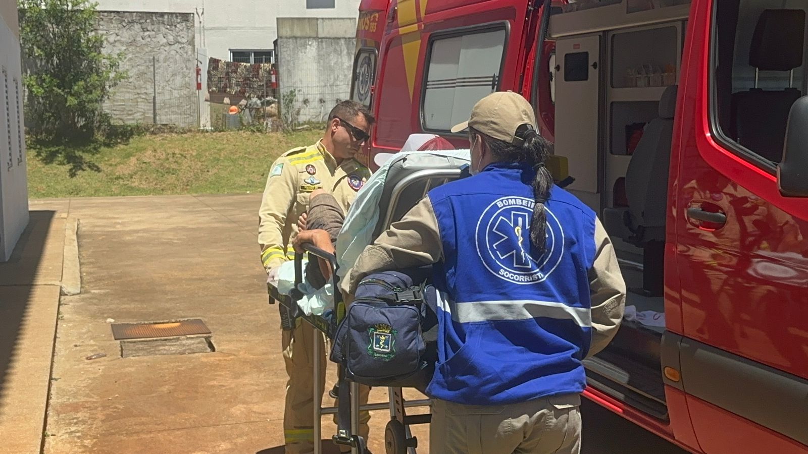 Homem de 48 anos é socorrido após sofrer queda de plano elevado no Conjunto Riviera Homem de 48 anos é socorrido após sofrer queda de plano elevado no Conjunto Riviera