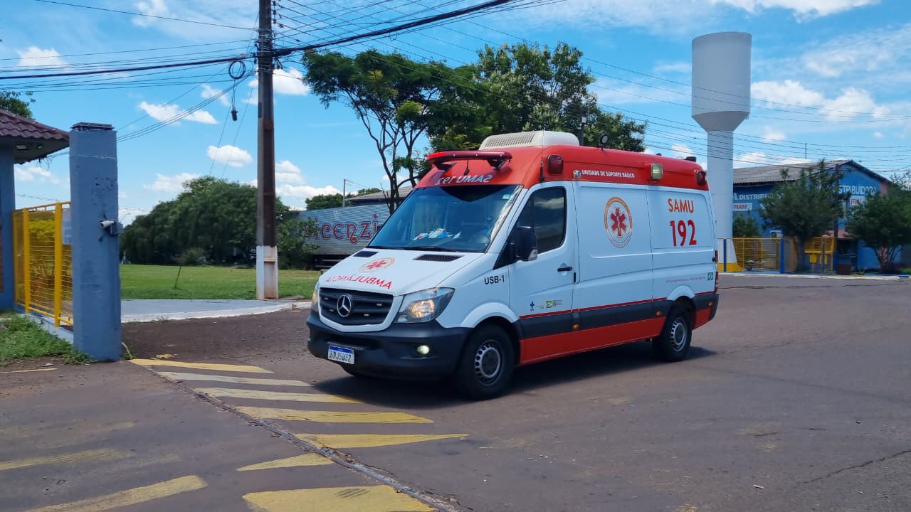 Trabalhador tem lesão na cabeça após cair de caminhão Trabalhador tem lesão na cabeça após cair de caminhão