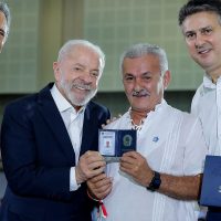 Lula entrega carteiras de docente a professores do Ceará Imagem referente a Lula entrega carteiras de docente a professores do Ceará