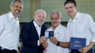 Lula entrega carteiras de docente a professores do Ceará