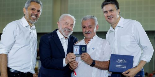 Lula entrega carteiras de docente a professores do Ceará Lula entrega carteiras de docente a professores do Ceará