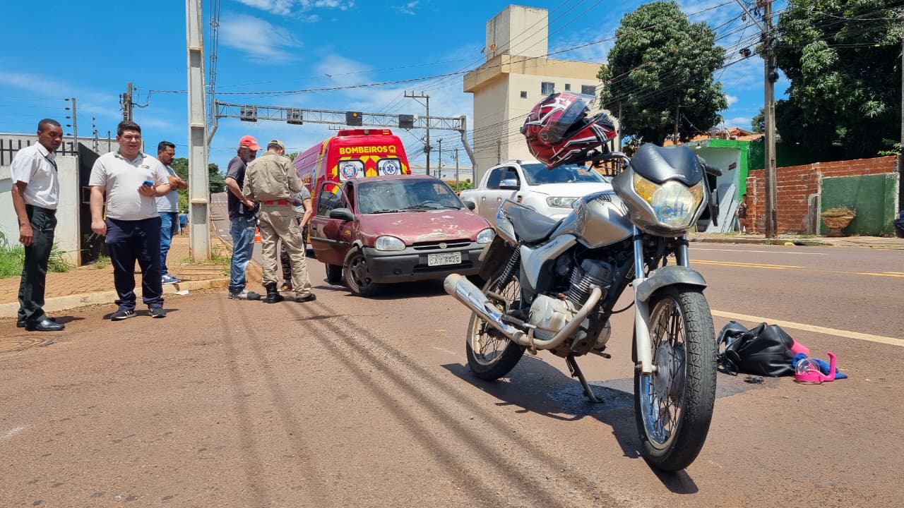 Motociclista fica ferida após acidente com Corsa no Bairro Brasmadeira Motociclista fica ferida após acidente com Corsa no Bairro Brasmadeira