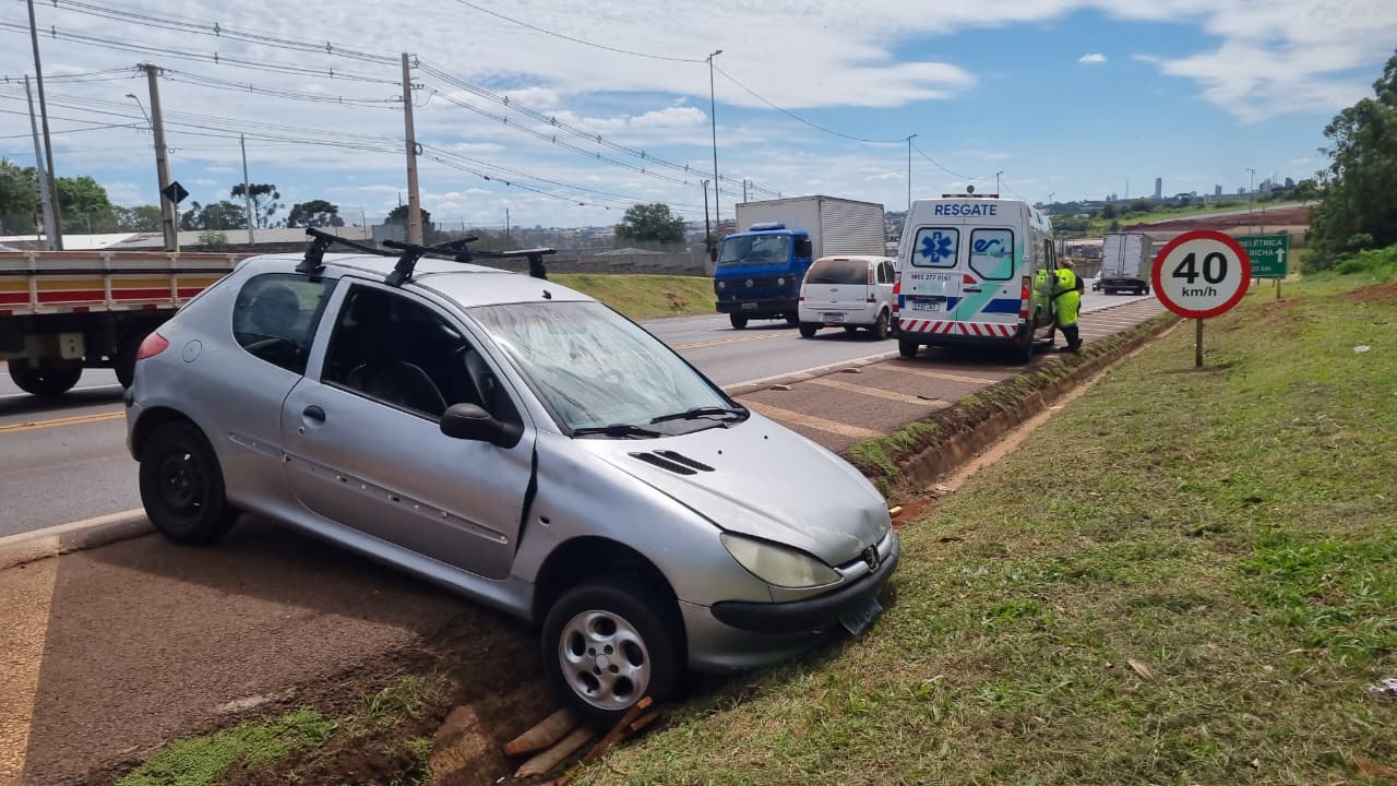 Mulher joga Peugeot 206 na valeta para evitar colisão na BR-277, em Cascavel Mulher joga Peugeot 206 na valeta para evitar colisão na BR-277, em Cascavel
