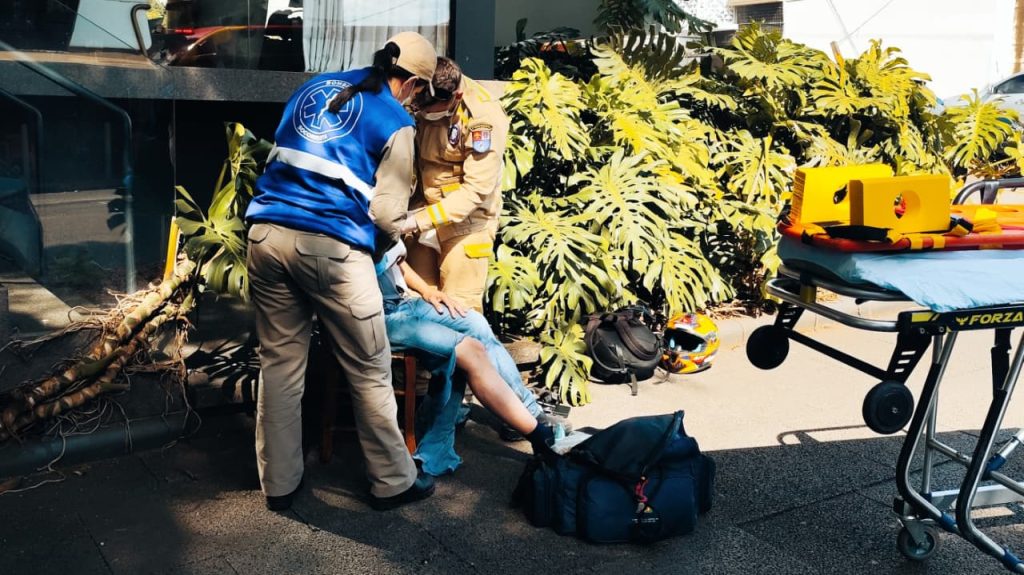 Honda HR-V e Hornet CB600F se envolvem em colisão na Rua Mato Grosso