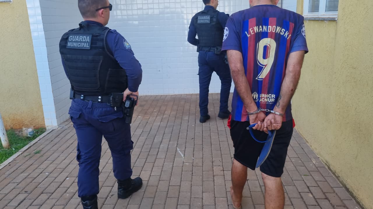 Algemado e com a "chinela arrebentada" na mão, homem é preso por perturbação no Floresta
