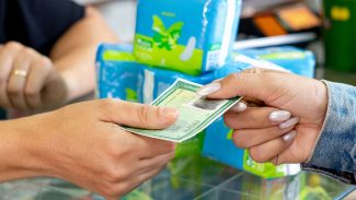 Beneficiárias recebem mensagens sobre retirada de absorventes no SUS