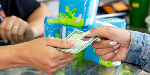 Beneficiárias recebem mensagens sobre retirada de absorventes no SUS Beneficiárias recebem mensagens sobre retirada de absorventes no SUS