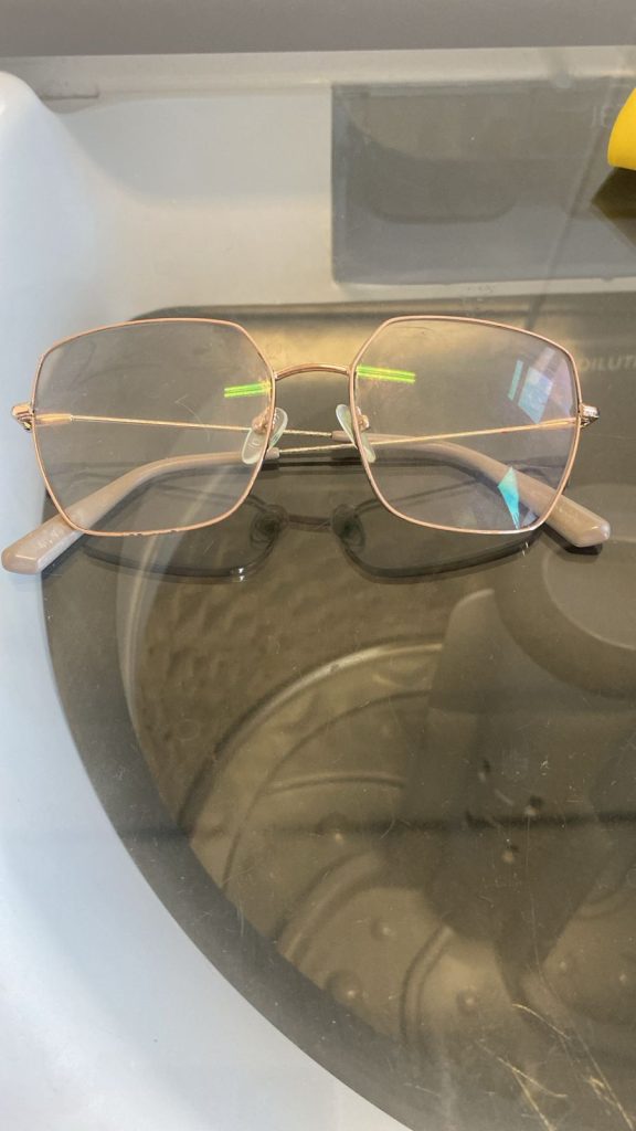 Óculos de grau é encontrado na Rua Barão do Cerro Azul