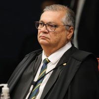 Imagem referente a Dino vota pela condenação de cinco PMs do DF a 16 anos pelo 8/1