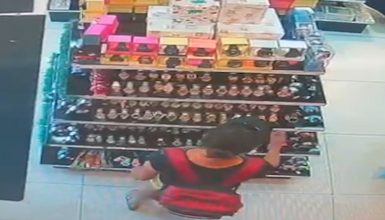 Imagem referente a Câmera flagra momento em que mulher furta relógio em loja no Centro de Cascavel