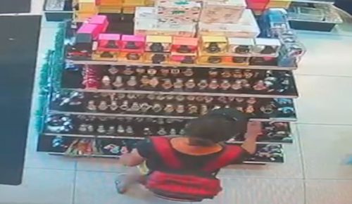 Câmera flagra momento em que mulher furta relógio em loja no Centro de Cascavel
