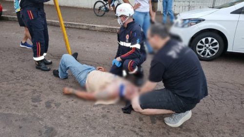 Motociclista é socorrido após colisão com Mercedes no Centro de Cascavel