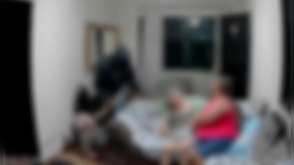 Assaltantes encapuzados invadem residência e espancam idosas durante roubo no Paraná