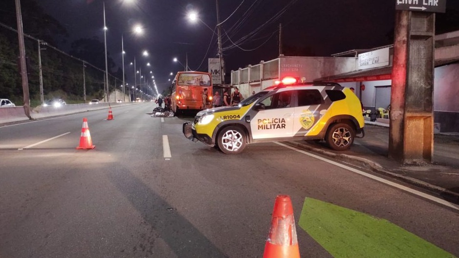 Tragédia! Motociclista cai após bater em ônibus e morre atropelado por carreta no Paraná